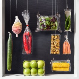 Stillleben von in Plastik verpackten Gemüse von Anne Barth
