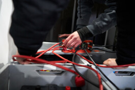 Detail Hände die Kabel zusammen stecken