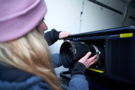 Detail Objektiv an Beamer setzen