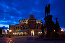 Semperoper in Dresden am späten Abend. Angestrahlt mit einem Regenbogen.