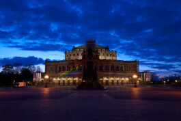 Semperoper in Dresden am späten Abend. Angestrahlt mit einem Regenbogen.