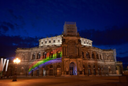 Semperoper in Dresden am späten Abend. Angestrahlt mit einem Regenbogen.