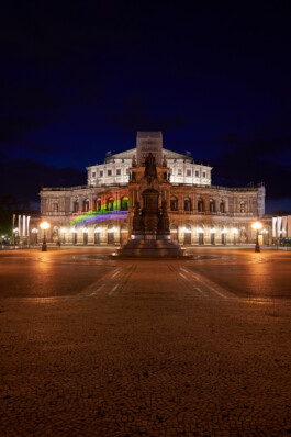 Semperoper in Dresden am späten Abend. Angestrahlt mit einem Regenbogen.