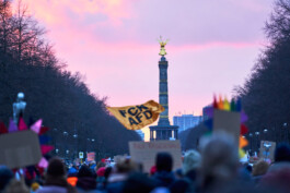 Blick auf den großen Stern, während einer Demo, eine Fahne "FCK AFD" ist im Bild.