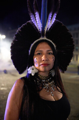Eine indigene Frau aus dem Amazonas-Gebiet mit traditionellem Kopfschmuck.