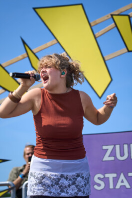 Eine Sängerin auf der Bühne einer Demo.