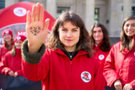 Nicole Plumeyer, Campaingerin von Vier Pfoten / Four Paws hält eine Hand mit Stempelaufdruck in die Kamera.