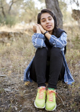 Refugee Camp Moria, Lesbos Lesvos Griechenland Anne Barth, Portrait Mädchen, sitzend