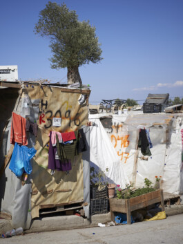 Refugee Camp Moria, Lesbos Lesvos Griechenland Anne Barth, selbstgebaute Zelte und trocknende Wäsche