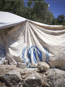 Refugee Camp Moria, Lesbos Lesvos Griechenland Anne Barth, Zeltplane mit Logo von UNHCR