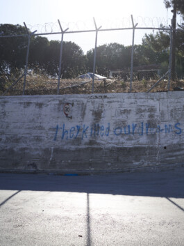 Refugee Camp Moria, Lesbos Lesvos Griechenland Anne Barth, Mauer und Stacheldraht, der das Camp einzäunt, Aufschrift: They killd our dreams