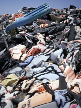 Refugee Camp Moria, Lesbos Lesvos Griechenland Anne Barth, Lifejacket Graveyard, viele Rettungswesten und ein altes Boot