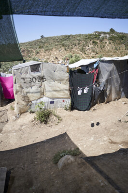 Refugee Camp Moria, Lesbos Lesvos Griechenland Anne Barth, Kleiner Platz im lager, Schuhe hängen zwischen den Zelten zum trocknen an einer Leine