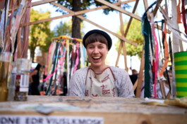 Fröhliches, herzliches, lachendes Portrait einer jungen Frau beim Stadtfest Tag des Guten Lebens 